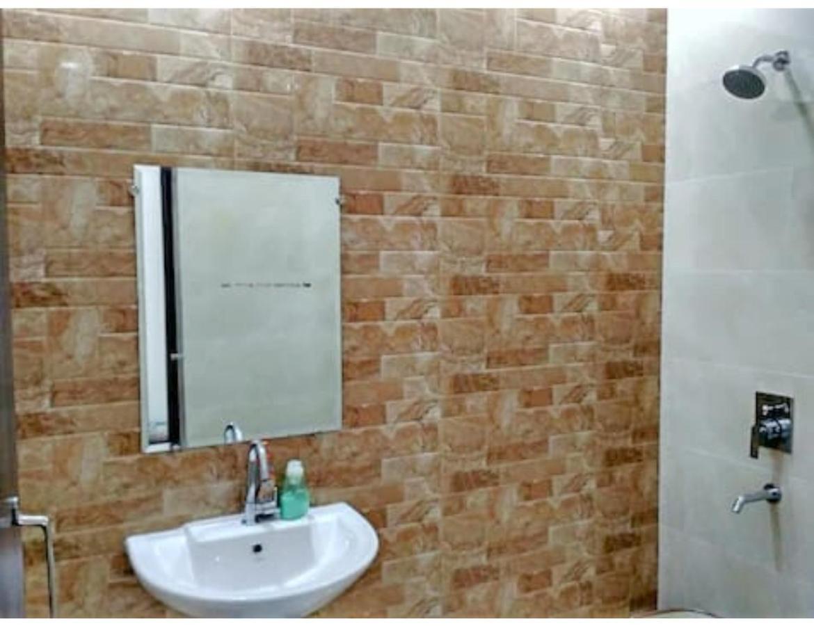 Hotel Basera Guest House, Saharanpur Buitenkant foto